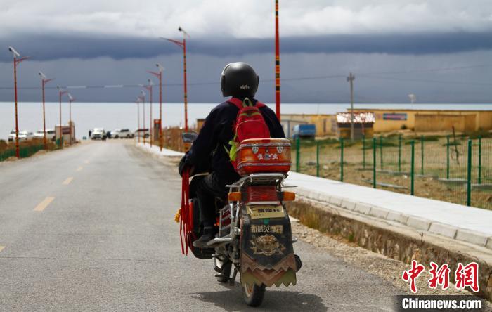 圖為白瑪從家中前往湖邊巡邏?！≮w朗 攝