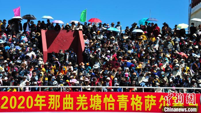 圖為當(dāng)日的比賽吸引了眾多觀眾?！垈?攝