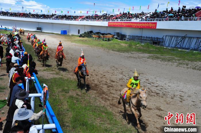 圖為少年騎手騎乘沒(méi)有馬鞍的賽馬，靠雙腳夾住馬馳騁在跑道上?！垈?攝