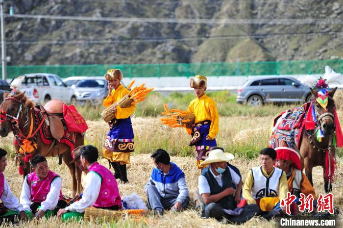 圖為等待登場的農(nóng)牧民演員。　張偉 攝