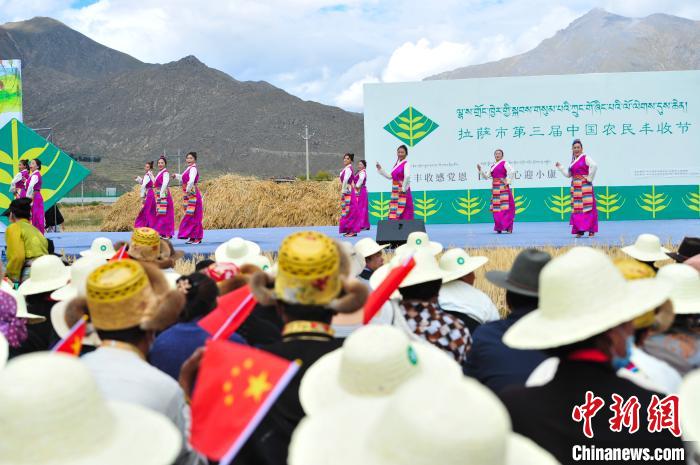 圖為農(nóng)牧民在欣賞文藝表演。　張偉 攝