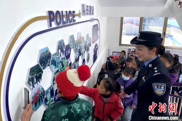 山南邊境管理支隊(duì)勒布邊境派出所舉行警營(yíng)開放日活動(dòng)，邀請(qǐng)駐地民眾進(jìn)警營(yíng)，了解民警工作生活?！∏f冀 攝