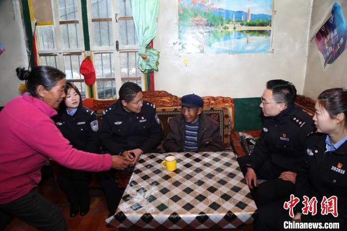 亞東出入境邊防檢查站民警走訪慰問轄區(qū)困難群眾?！堄陱?qiáng) 攝