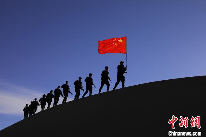 日喀則邊境管理支隊(duì)幾腳橋邊境檢查站民警在轄區(qū)開展巡邏工作?！↓埿▲P 攝