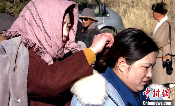 圖為1月13日，電影《雪域青春》群眾演員做拍攝準(zhǔn)備。　貢桑拉姆 攝