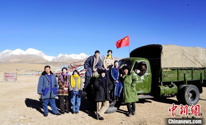 圖為電影《雪域青春》主創(chuàng)團(tuán)隊(duì)在西藏唐古拉山拍攝點(diǎn)。　攝制組供圖 攝