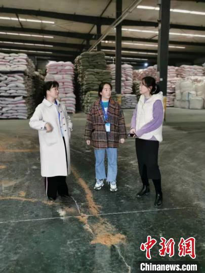 圖為次仁措姆(中)正在開(kāi)展街道工作。<a target='_blank' ><p  align=