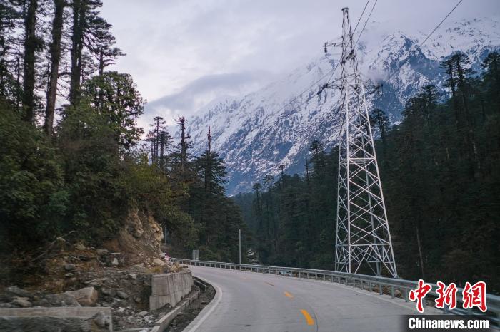目前唯一進出墨脫的公路波墨公路?！『闻罾?攝