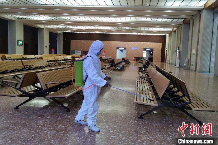 圖為拉薩車站工作人員在候車室進(jìn)行消毒?！±詈Ｐ?攝
