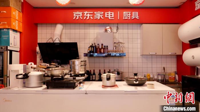 圖為店內(nèi)部分商品展示?！≈x牧 攝