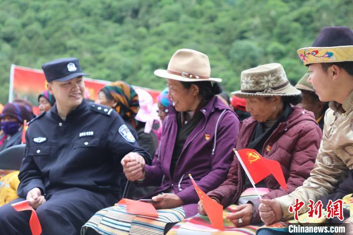 圖為李陽副所長(前排左一)與卓嘎、央宗姐妹共同參加愛國主義教育活動?！〉录?攝