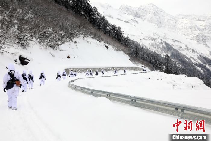 圖為徒步前進(jìn)?！铎o 攝