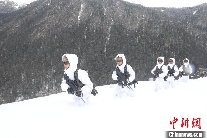 圖為徒步前進(jìn)?！〗有?攝