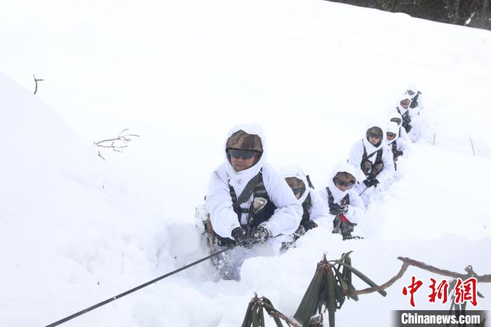 圖為依靠纜繩攀爬?！铎o 攝