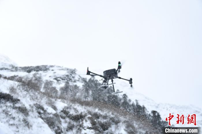 圖為無人機(jī)檢跡。　靳河新 攝