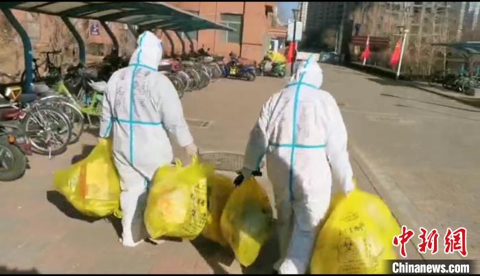 收集垃圾。　鐵西區(qū)委宣傳部 攝