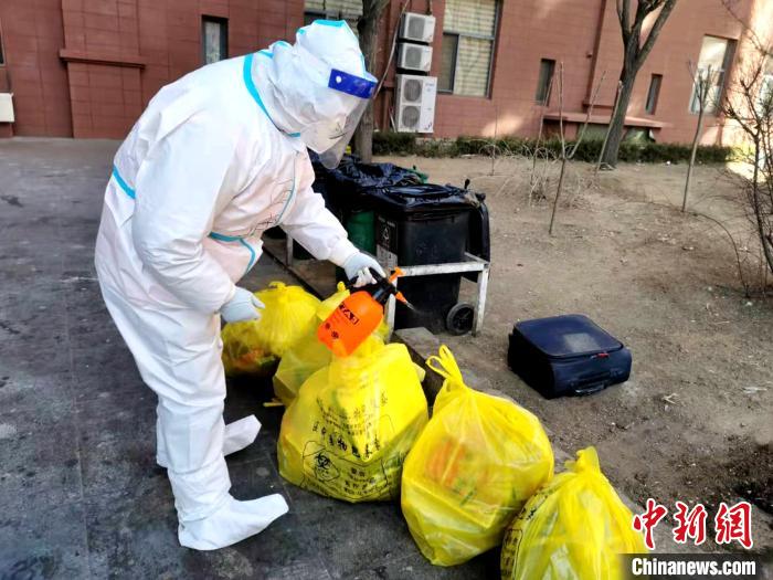 給垃圾做消殺?！¤F西區(qū)委宣傳部 攝