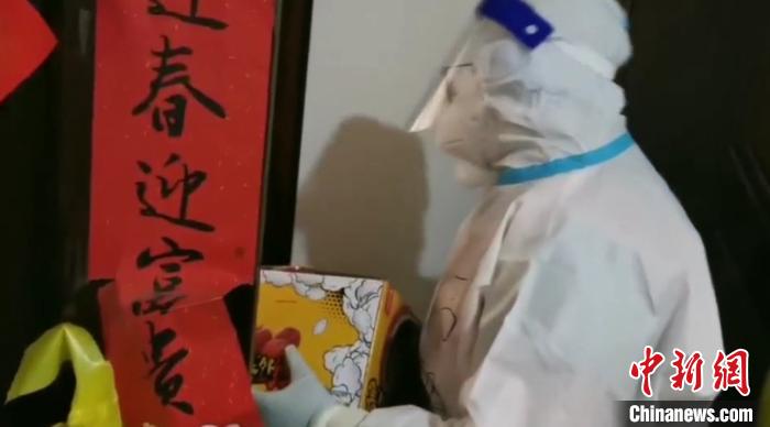 為封閉在家居民送快遞。　鐵西區(qū)委宣傳部 攝