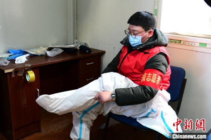 穿防護(hù)服?！¤F西區(qū)委宣傳部 攝