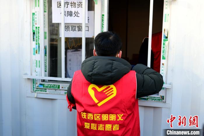 領(lǐng)防護(hù)用品?！¤F西區(qū)委宣傳部 攝