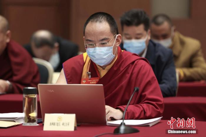 3月9日上午，全國政協(xié)十三屆四次會議舉行小組會議，討論“兩高”工作報告，審議各項決議和報告草案。圖為北京友誼賓館宗教界別委員小組會議現(xiàn)場，全國政協(xié)常委、中國佛教協(xié)會副會長、中國佛教協(xié)會西藏分會會長班禪額爾德尼·確吉杰布參加討論。<a target='_blank' ><p  align=