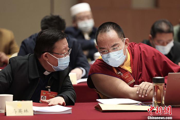 3月9日上午，全國政協(xié)十三屆四次會議舉行小組會議，討論“兩高”工作報告，審議各項決議和報告草案。圖為北京友誼賓館宗教界別委員小組會議現(xiàn)場，全國政協(xié)常委、中國佛教協(xié)會副會長、中國佛教協(xié)會西藏分會會長班禪額爾德尼·確吉杰布(右)與全國政協(xié)常委、中國天主教主教團主席馬英林(左)交流。<a target='_blank' ><p  align=