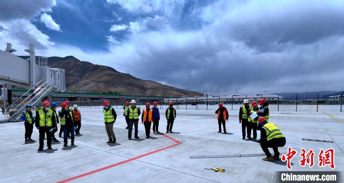 圖為驗(yàn)收組驗(yàn)收項(xiàng)目?！〉┰鐾?攝