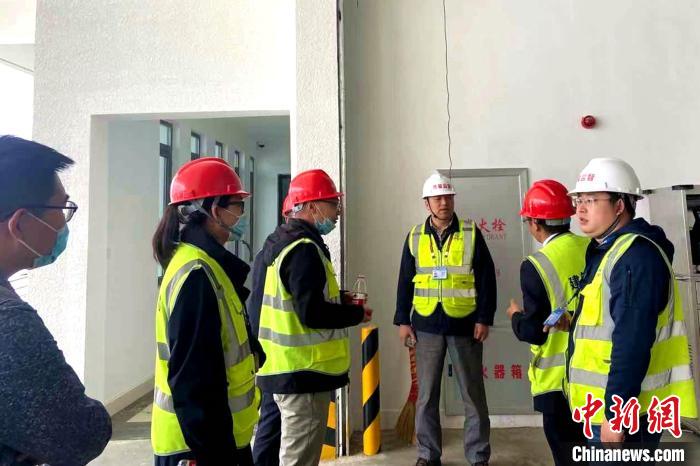 圖為驗(yàn)收組驗(yàn)收項(xiàng)目?！〉┰鐾?攝