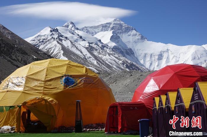 5月9日的珠峰北坡登山大本營?！∪轿木?攝