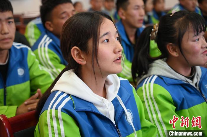 圖為學(xué)生在聆聽授課。