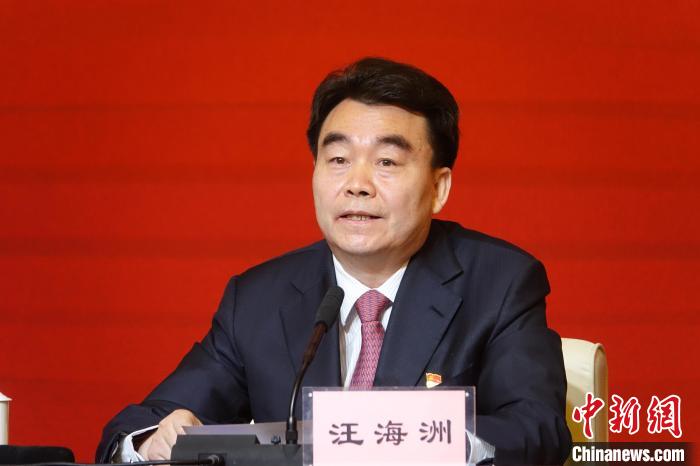 汪海洲在發(fā)布會(huì)上介紹西藏自治區(qū)黨史學(xué)習(xí)教育開展情況?！∪轿木?攝