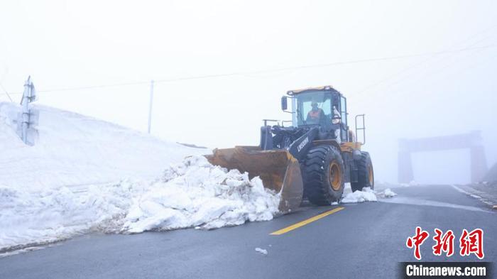 西藏玉麥鄉(xiāng)曲玉道班:養(yǎng)護(hù)邊境公路確保昔日“孤島”暢通