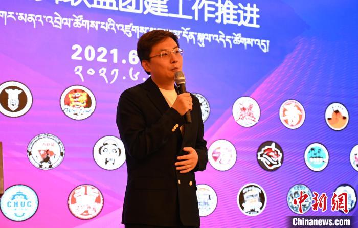 圖為中國舞蹈家協(xié)會街舞委員會常務(wù)副主任、秘書長夏銳致辭?！≮w朗 攝