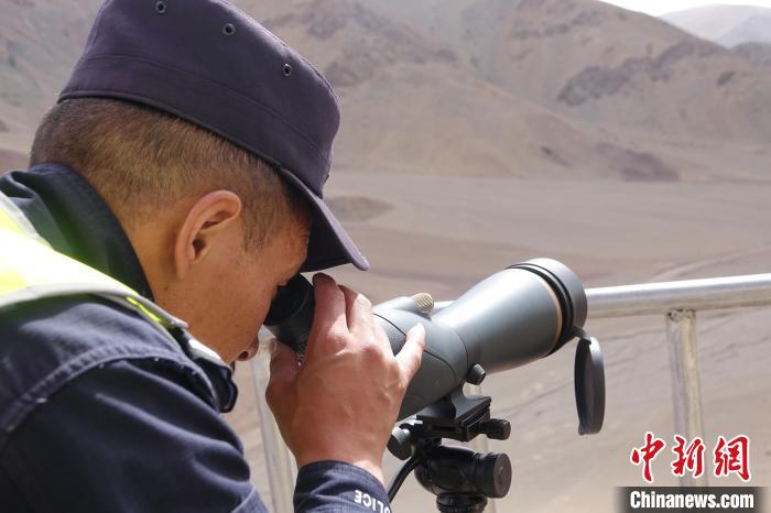 索朗曲扎用望遠(yuǎn)鏡查看邊境情況?！∪轿木?攝