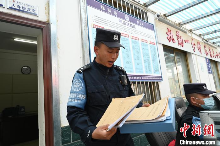 圖為洛桑朗嘎向記者展示卷宗?！≮w朗 攝