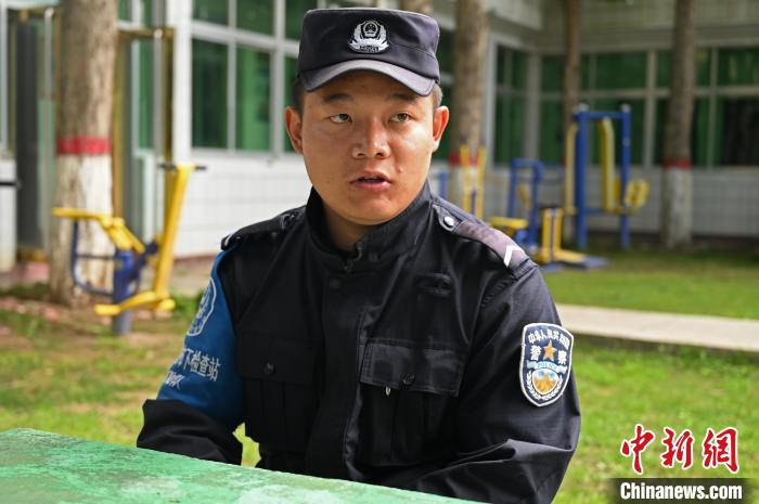 圖為邊煒接受記者采訪。　趙朗 攝