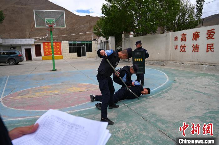 圖為移民管理警察進(jìn)行警務(wù)技能考核。　趙朗 攝