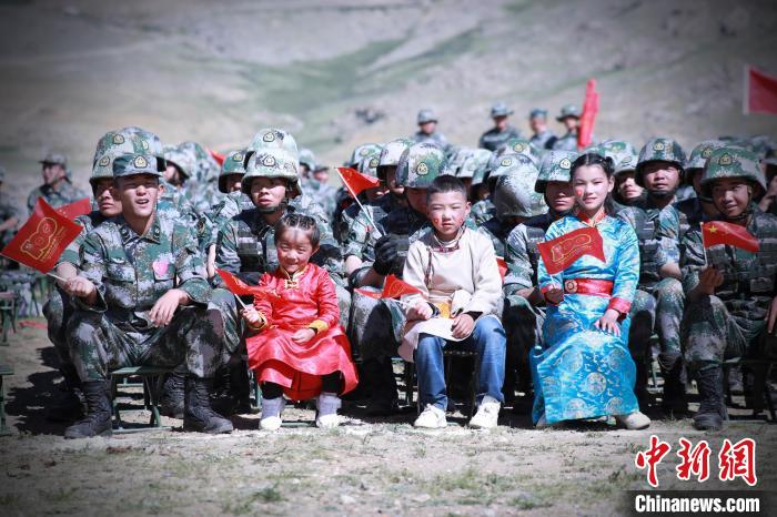 圖為駐地小朋友參加此次活動(dòng)?！?普布扎西 攝