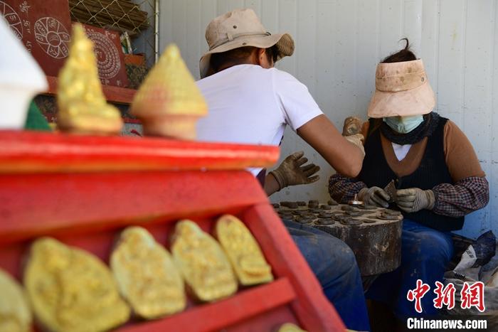 圖為6月14日，拉薩的手工藝人制作“擦擦”。 <a target='_blank' ><p  align=