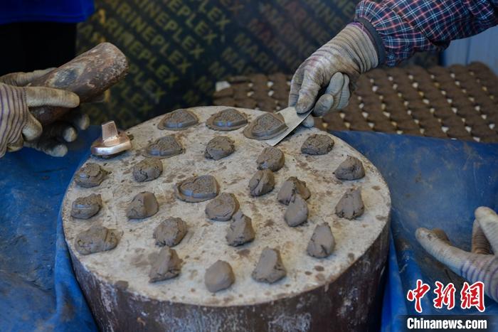 6月14日，拉薩的手工藝人制作“擦擦”。 <a target='_blank' ><p  align=