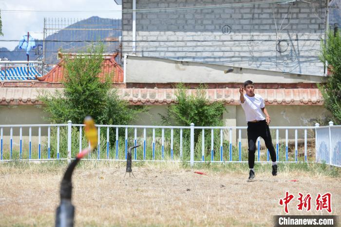 圖為西藏自治區(qū)拉薩市賽馬場(chǎng)內(nèi)市民在體驗(yàn)“打牛角”項(xiàng)目。　貢嘎來(lái)松 攝