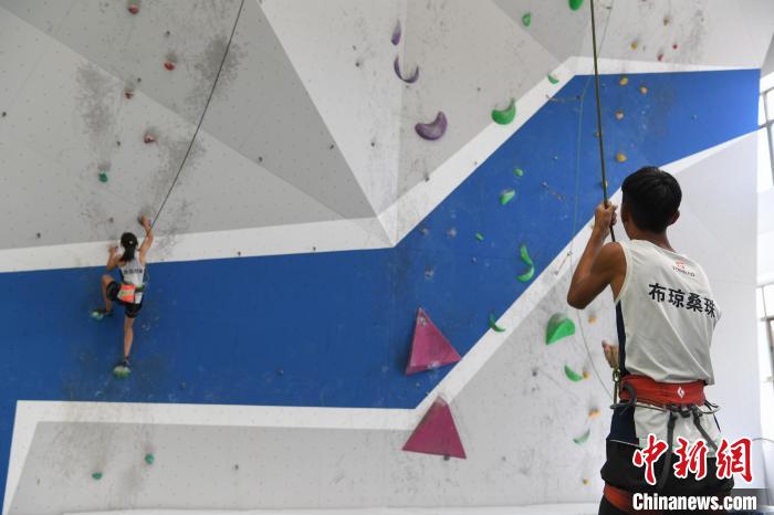 圖為西藏登山體驗(yàn)健身訓(xùn)練館內(nèi)登山隊(duì)員在體驗(yàn)攀巖項(xiàng)目?！∝暩聛?lái)松 攝