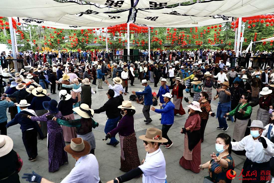 拉薩市民在宗角祿康公園跳鍋莊舞。人民網(wǎng) 次仁羅布攝