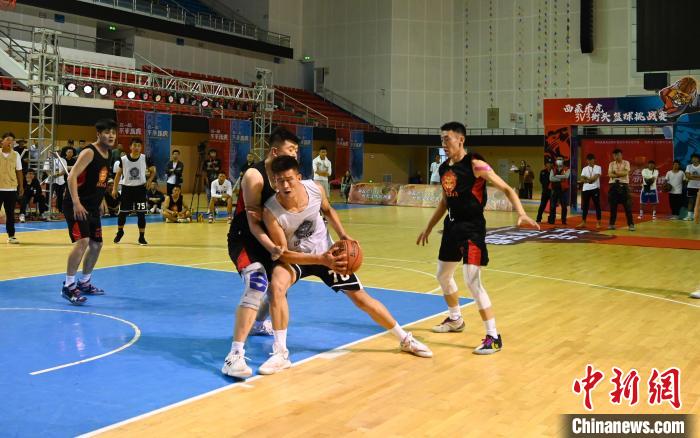 圖為西藏美康隊(duì)(白色球衣)對(duì)決雪域兄弟隊(duì)。　趙朗 攝