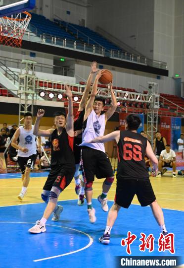 圖為西藏美康隊(duì)(白色球衣)對(duì)決雪域兄弟隊(duì)。　趙朗 攝