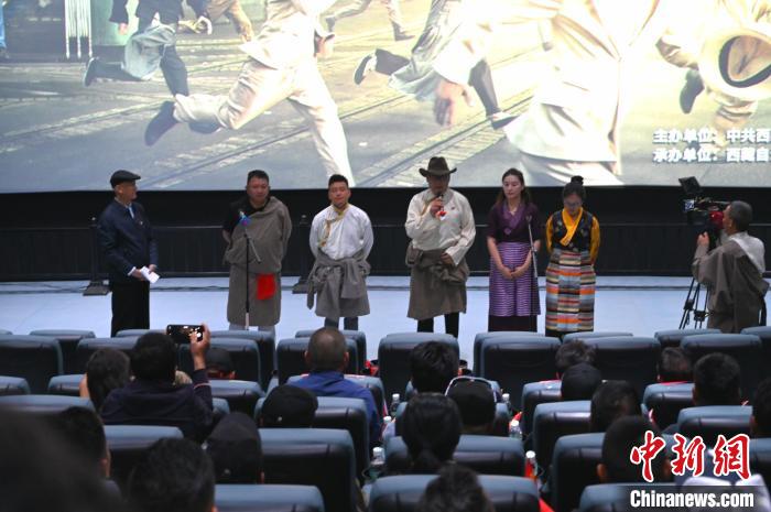 圖為主創(chuàng)人員分享譯制過(guò)程?！≮w朗 攝