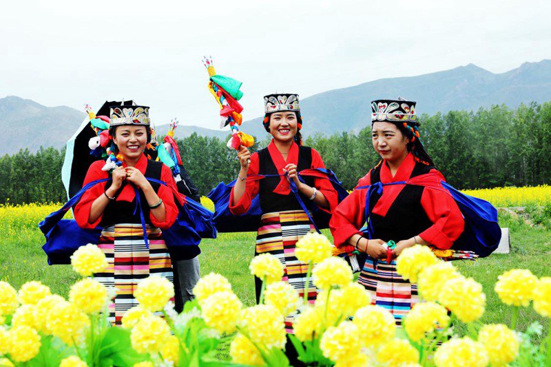 笑靨如花的群眾。洛?？酥閿z