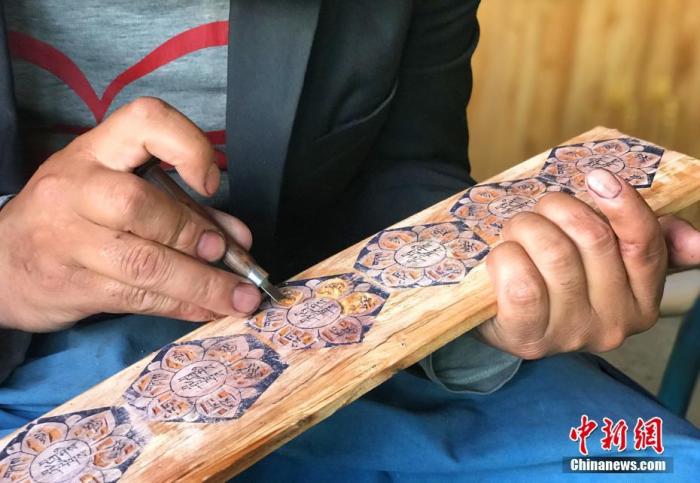 圖為7月14日，普松雕刻技藝傳承人嘎瑪曲扎正在家中進行創(chuàng)作。 <a target='_blank' ><p  align=
