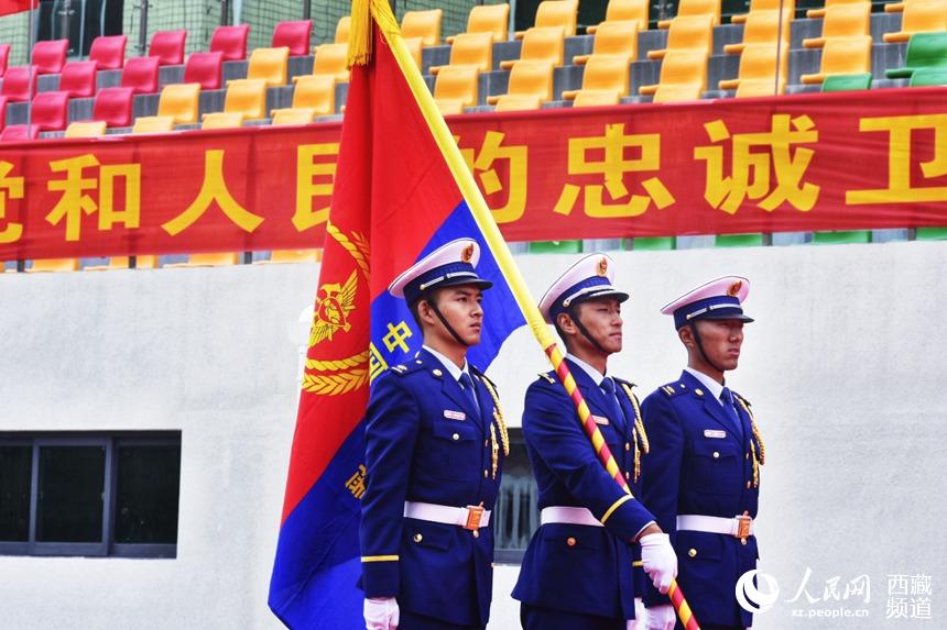 迎國家綜合性消防救援隊伍隊旗。人民網(wǎng) 李海霞 攝