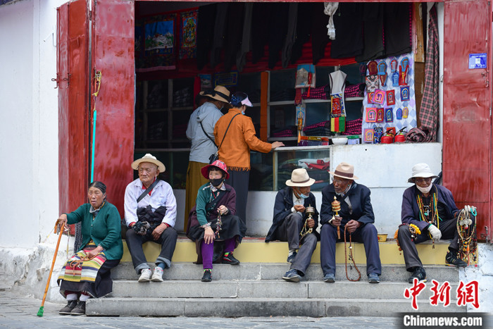 7月24日，轉(zhuǎn)經(jīng)老人在拉薩八廓街上休息。 <a target='_blank' ><p  align=